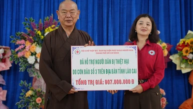 Ban Đại diện Phật giáo người Hoa TP.HCM thực hiện từ thiện hơn 907 triệu đồng tại Lào Cai - Ảnh: Hoàng Giang 