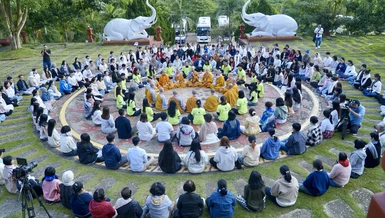 Phút giây thiền buông thư - tái tạo năng lượng của các bạn trẻ bên chư Ni, trong không khí se lạnh tại vùng cao