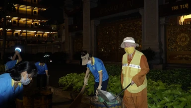 Khi phố thị vẫn còn trong màn đêm, Hòa thượng Thích Duy Trấn cùng Câu lạc bộ Hành Trình Xanh đã xuống đường vệ sinh đường phố - Ảnh: Hạnh Ý/ Báo Giác Ngộ