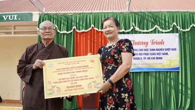 Hòa thượng Thích Thiện Nghĩa, đại diện Phật tử Như Phú trao 20 suất học bổng tại Trường Tiểu học Ea Bông (X.Ea Bông)