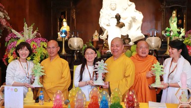 Chư tôn đức tiếp nhận 10.000 tượng Phật chào mừng Đại lễ Vesak 2025 từ đạo tràng Tâm Như Hạnh - Ảnh: Trung Thắng