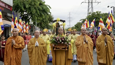 Trang nghiêm và thành kính trong Lễ rước Phật đản sinh từ tịnh xá Lộc Uyển về chùa Tuyền Lâm - Ảnh: H.Y 