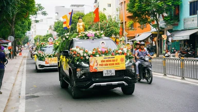Phật đản về giữa lòng Thành phố qua hình ảnh những bạn trẻ yêu hòa bình