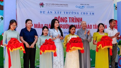 Ni sư Thích nữ Huệ Dâng, Phật tử Hạnh Hiếu, cùng các cô giáo, Chủ tịch xã Ia Lâu cắt băng khánh thành lớp học mầm non mới - Ảnh: Lê Miền Nam 