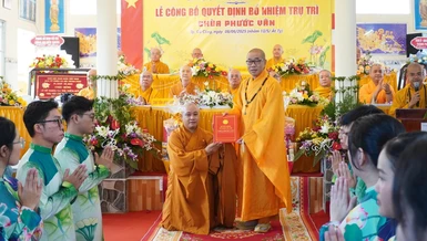 Thượng tọa Thích Quảng Lộc trao quyết định bổ nhiệm trụ trì chùa Phước Vân đến Đại đức Thích Đức Lộc
