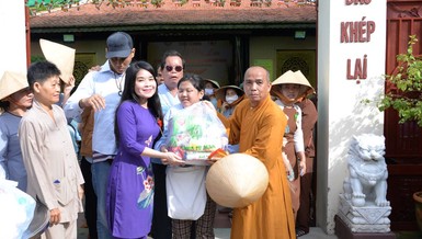 Thượng tọa Thích Viên Trí ân cần chia sẻ quà và lì xì cho người mù trong mùa Vu lan - Ảnh: Bảo Toàn/BGN
