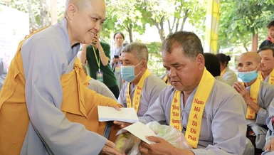 Ni sư Thích nữ Hương Nhũ tổ chức Lễ Vu lan và trao quà cho người khiếm thị tại chùa Thiên Quang