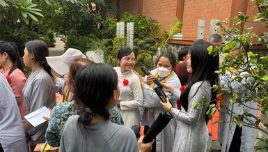 Trao gậy dò dường đến người khiếm thị