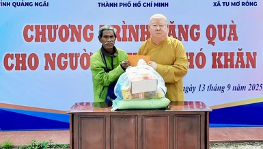 Hòa thượng Thích Duy Trấn trao 500 phần quà đến người dân tại tỉnh Quảng Ngãi vào ngày 13-9