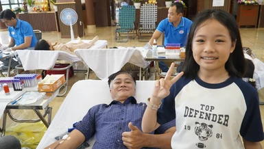 Chú Nguyên Đáng và bé Cát An, một thế hệ trẻ đang học yêu thương từ hành động giản dị nhưng đầy nhân văn của người lớn - Ảnh: Hạnh Ý/ BGN