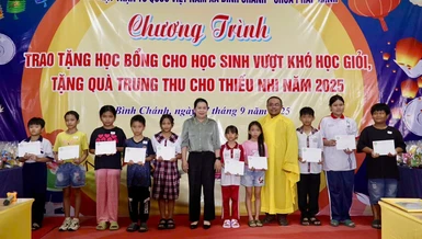 Chùa Pháp Minh trao tặng 40 suất học bổng, trị giá 50 triệu đồng cho các em học sinh 