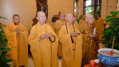 Chư tôn đức thành kính dâng hương tưởng niệm Trưởng lão Hòa thượng Thích Thiện Chơn – Thành viên Hội đồng Chứng minh, tại chùa Giác Nguyên