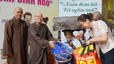 Ấm lòng người dân khó khăn trong ngày nhận quà Tết ở chùa Tuyền Lâm - Ảnh: Hạnh Ý/BGN