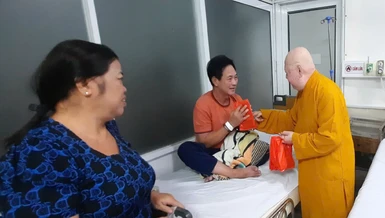 Bệnh nhân ấm lòng khi nhận được sự quan tâm từ Hòa thượng Thích Duy Trấn, trụ trì chùa Liên Hoa