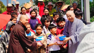 Các em học sinh nhận quà hỗ trợ trong khuôn khổ dự án “Nối nhịp bờ vui”