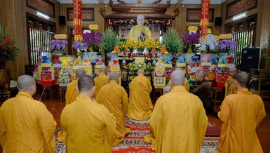 Trước Giác linh đài, chư tôn đức thành kính dâng hương tưởng niệm, tri ân những đóng góp sâu dày của Tổ sư Khánh Anh - Ảnh: Đăng Huy