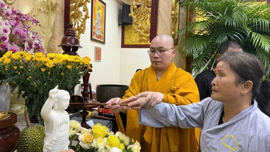 Chư Tăng ân cần hướng dẫn Phật tử khiếm thị thực hiện nghi thức Tắm Phật tại chùa Long Thành, mùng 1-4 ÂL - Ảnh: Đức Tâm 