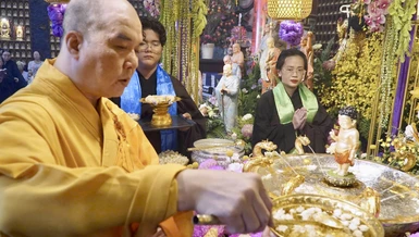 Thượng tọa Thích Truyền Cường trang nghiêm thực hiện nghi thức Tắm Phật truyền thống tại chùa Vạn Phật - Ảnh: Hạnh Ý/BGN