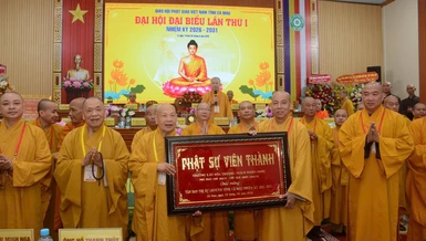 Trưởng lão Hòa thượng Thích Thiện Nhơn tặng khánh vàng đến Thượng tọa Thích Giác Nghi, tân Trưởng ban Trị sự