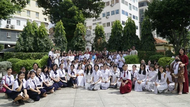 Chụp ảnh lưu niệm trước Tượng đài liệt nữ Quách Thị Trang