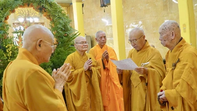 Chư Tăng cử hành lễ tạ pháp và Tự tứ tại hạ trường chùa Tuyền Lâm (phường Bình Tây, TP.HCM) chiều 24-8 - Ảnh: H.Y/BGN 