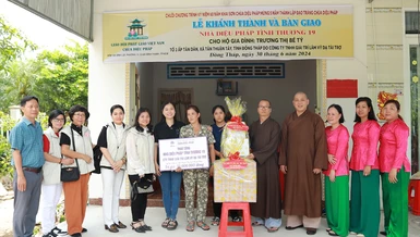 Chùa Diệu Pháp và gia đình nghệ sĩ Hứa Minh Đạt - Lâm Vỹ Dạ trao nhà Diệu Pháp tình thương số 19 đến hộ gia đình bà Trương Thị Bé Tý