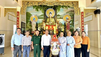 Đoàn Ủy ban MTTQVN H.Bình Chánh thăm chư Ni trường hạ chùa Liên Hoa (X.Tân Quý Tây)