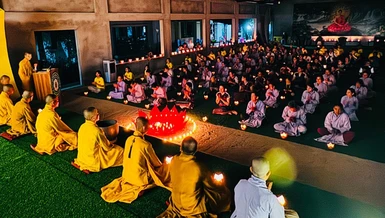 Thắp hoa đăng cầu nguyện