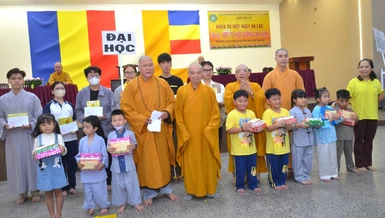 Hòa thượng Thích Nhựt Hỷ cùng chư tôn đức Ban Hoằng pháp GHPGVN TP.HCM tặng quà đến các em học sinh, sinh viên - Ảnh: Nguyên Tài/BGN