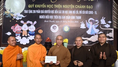 Đại đức Thích Minh Phú trao 10 triệu đồng đến Ban Trị sự GHPGVN Q.Bình Thạnh đóng góp ủng hộ đồng bào miền Bắc bị thiệt hại nặng nề do bão số 3 gây ra