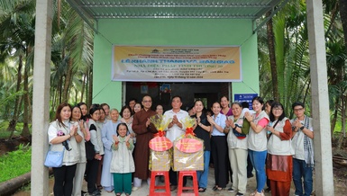 Chùa Diệu Pháp trao nhà tình thương tại ấp Tân An, xã Tân Bình, H.Mỏ Cày Bắc, tỉnh Bến Tre