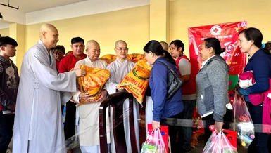 Chư Ni chùa Dược Sư, Từ Hạnh tặng 400 quà đến người dân khó khăn tại Q.Bình Tân, TP.HCM