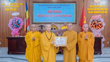 Ban Trị sự GHPGVN TP.HCM tặng Bằng tuyên dương công đức đến tập thể Ban Trị sự GHPGVN H.Hóc Môn - Ảnh: Tâm Quý/BGN