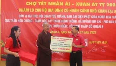 Hòa thượng Thích Huệ Công trao bảng tượng trưng ủng hộ các hộ gia đình khó khăn tại Q.8