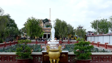 Tổ đình Trùng Khánh dựa vào hòn núi nhỏ sừng sững, cheo leo có hình dáng cấu tạo như ngòi bút nên gọi là “Bút tích kỳ sơn”, nhìn từ xa như một bàn tay của Bồ-tát Quán Thế Âm đang che chở - Ảnh: Nguyên Tài/BGN