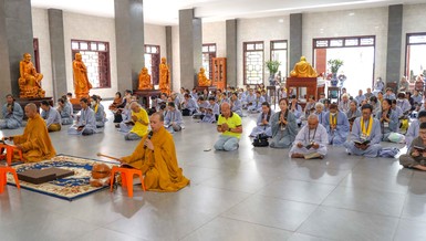 Chư Tăng hướng dẫn Phật tử thọ trì kinh Dược Sư - Ảnh: Nguyên Tài/BGN