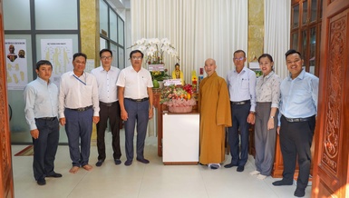 Thượng tọa Thích Đức Huệ, đại điện Phòng chẩn trị Y học cổ truyền Linh Sơn nhận lẵng hoa chúc mừng nhân ngày Thầy thuốc Việt Nam (27-2) - Ảnh: Nguyên Tài/BGN