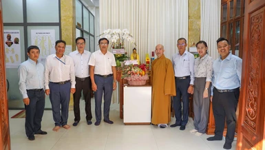 Thượng tọa Thích Đức Huệ, đại điện Phòng chẩn trị Y học cổ truyền Linh Sơn nhận lẵng hoa chúc mừng nhân ngày Thầy thuốc Việt Nam (27-2) - Ảnh: Nguyên Tài/BGN