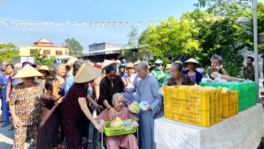 Quang cảnh buổi tặng cơm chay đến người khó khăn tại chùa Từ Hạnh