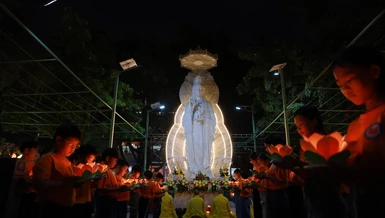 Lễ hoa đăng cầu nguyện nhân ngày vía Đức Quán Thế Âm Bồ-tát tại chùa Diệu Pháp (Q.Bình Thạnh, TP.HCM)