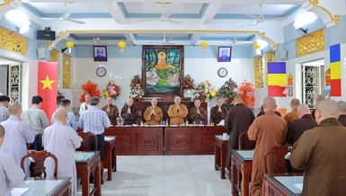 Niệm Phật cầu gia hộ trước buổi họp