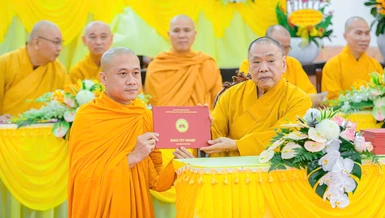 Trưởng lão Hòa thượng Thích Thiện Pháp trao Bằng tốt nghiệp đến Tăng sinh Trường Trung cấp Phật học TP.HCM - Ảnh: Tâm Quý/BGN