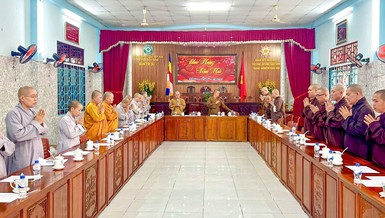 Chư tôn đức niệm Phật cầu gia hộ trước buổi họp