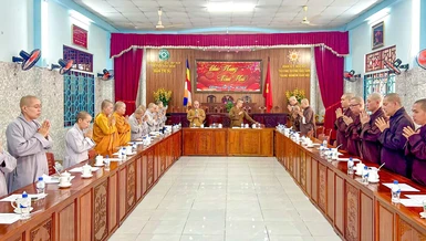 Chư tôn đức niệm Phật cầu gia hộ trước buổi họp