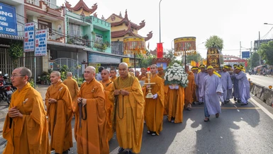 Cung thỉnh kim quan Trưởng lão Hòa thượng Thích Thiện Lạc đến nơi trà-tỳ - Ảnh: Nguyên Tài/BGN