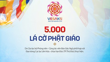 Chương trình trao tặng 5.000 lá cờ Phật giáo do Câu lạc bộ Phóng viên - Cộng tác viên Báo Giác Ngộ phối hợp với đạo tràng Cực lạc Liên hữu - chùa Vạn Đức (TP.Thủ Đức) tổ chức 