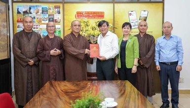 Ông Tăng Hữu Phong đại diện lãnh đạo Thành ủy - HĐND - UBND - Ủy ban MTTQVN TP.HCM thăm, chúc mừng Báo Giác Ngộ nhân Đại lễ Phật đản Phật lịch 2569 - Vesak 2025 - Ảnh: Nguyên Tài/BGN