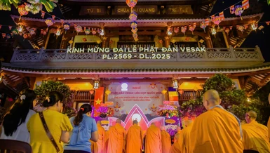 Trang nghiêm Đại lễ Phật đản Phật lịch 2569 của Ban Trị sự Phật giáo Q.Tân Bình tại chùa Hải Quang - Ảnh: Tâm Quý