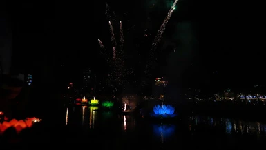 7 đóa sen được thắp sáng trên kênh Nhiêu Lộc, tối 4-5 - Ảnh: Trung Thắng