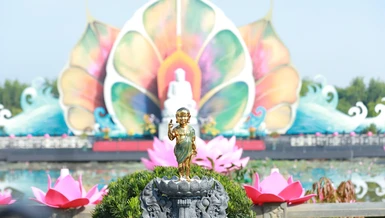 Tôn tượng Đức Phật đản sinh trong khuôn viên Học viện Phật giáo VN tại TP.HCM - nơi diễn ra Đại lễ Vesak Liên Hiệp Quốc 2025 - Ảnh: Trung Thắng